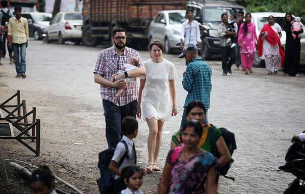 英国夫妇远赴印度做助孕,却不能与孩子团聚